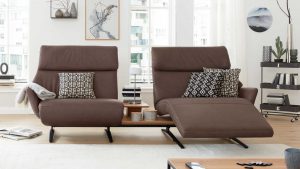 Interliving Sofa Serie 4230 - Trapezsofa mit zweifacher elektrischer Funktion